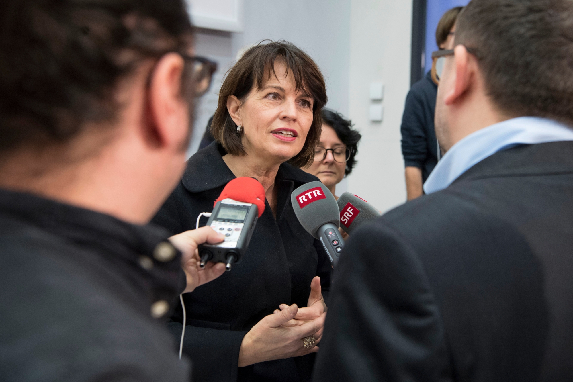 Bundespraesidentin Doris Leuthard, Vorsteherin des Eidgenoessischen Departements fuer Umwelt, Verkehr, Energie und Kommunikation (UVEK) spricht mit Journalisten an einer Medienkonferenz ueber die "No Billag"-Initiative  am Montag, 11. Dezember 2017, im Medienzentrum Bundeshaus in Bern. Am 4. Maerz 2018 stimmen Volk und Staende ueber die "No Billag"-Initiative ab. Bundesrat und Parlament empfehlen, die Initiative abzulehnen. (KEYSTONE/Anthony Anex) SCHWEIZ MK BUNDESRAT NO BILLAG