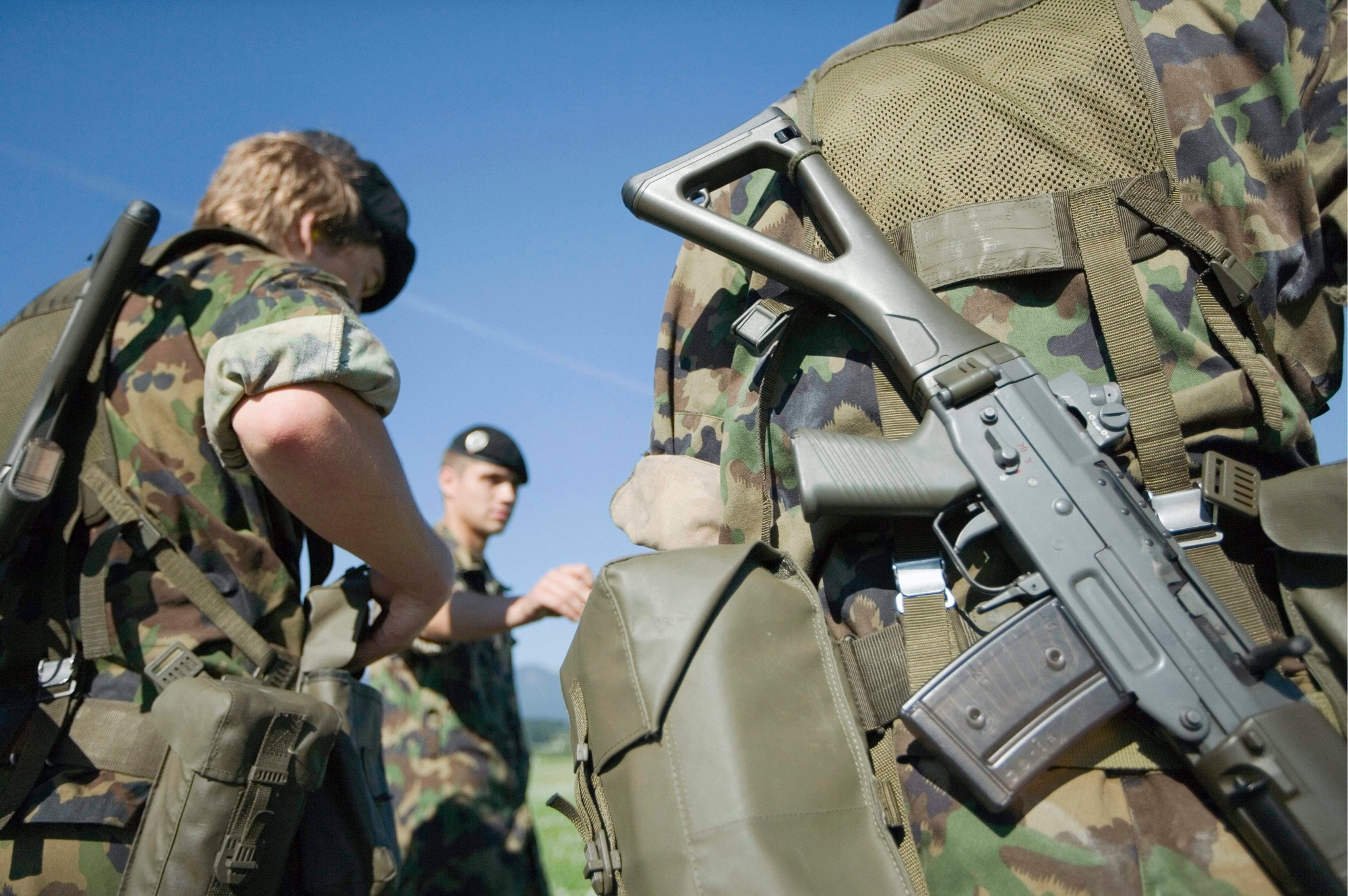 ARCHIV - Rekruten der Aufklaerer Rekrutenschule in Thun waehrend einer Marschpause, aufgenommen am 15. August 2007. - Ausbildungsdienste im Ausland sollen fuer Milizsoldaten freiwillig bleiben. Berufsmilitaers und ziviles Personal des Verteidigungsdepartementes (VBS) koennen aber ins Ausland abkommandiert werden. Der Nationalrat hat am Dienstag 9. Dezember 2008 mit einer Koalition SVP-Links-Gruen mit 98 zu 75 Stimmen daran festgehalten, dass Auslandeinsaetze nicht befohlen werden duerfen. Er lehnte einen Kompromissantrag ab, dass die Miliz nur ins Ausland gehen muss, wenn das Ausbildungziel im Inland nicht erreicht werden kann. (KEYSTONE/Martin Ruetschi) SCHWEIZ ARMEE AUSLANDEINSAETZE MILITAER AUSLAND