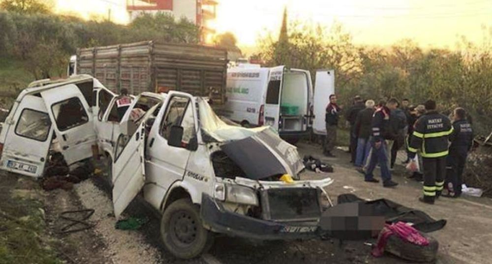 Le conducteur du minibus, ainsi que 10 passagers dont 6 enfants, ont perdu la vie dans l'accident et neuf autres personnes ont été blessées.