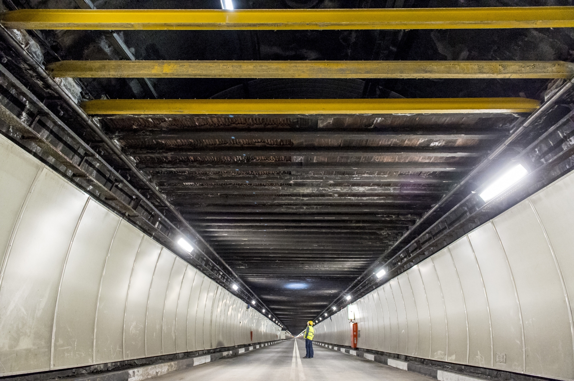 Le 21 septembre, une poutrelle du système de ventilation s'était effondrée du côté italien du tunnel du Grand-Saint-Bernard. Deux mois plus tard jour pour jour, les travaux ont enfin commencé.