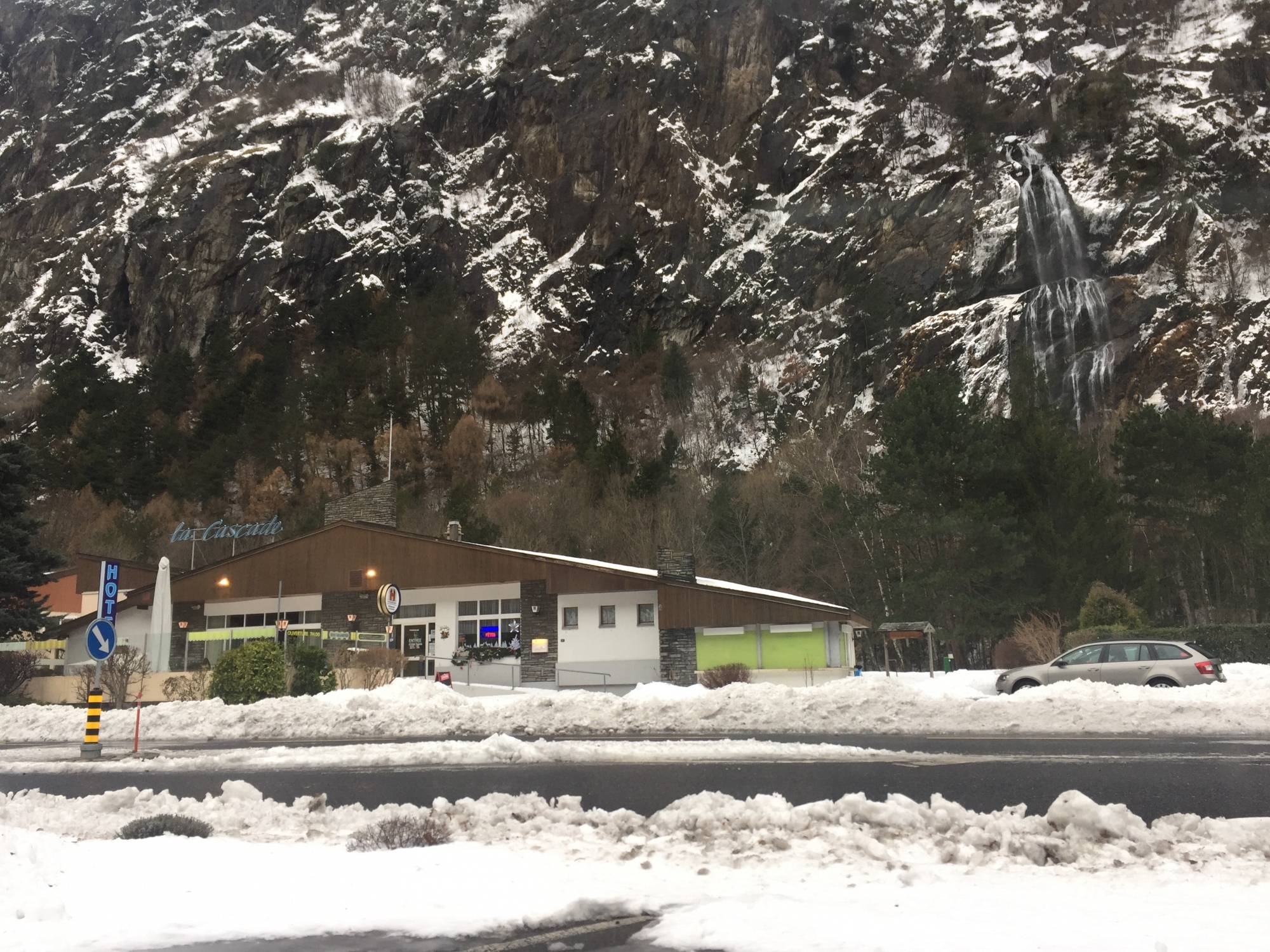 Bloquées par la neige, 16 personnes ont trouvé refuge à l'hôtel de la Cascade, à Vernayaz.