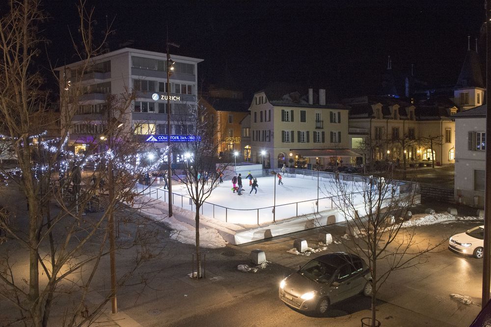 La patinoire en plein air de Sierre se trouve en face de l'Hôtel de Ville.