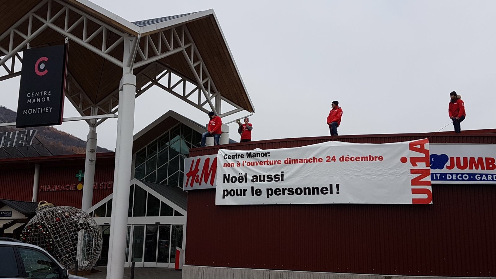 Quatre syndicalistes ont bravé le froid pour la bonne cause.