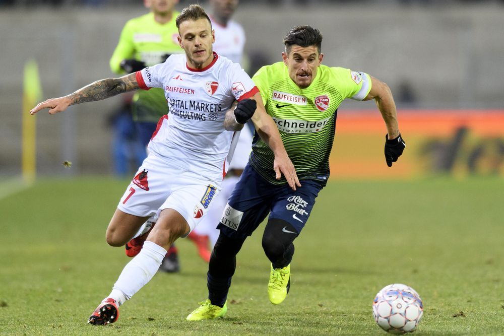 Federico Dimarco contre l'action de Dennis Hediger.  (KEYSTONE/Laurent Gillieron)