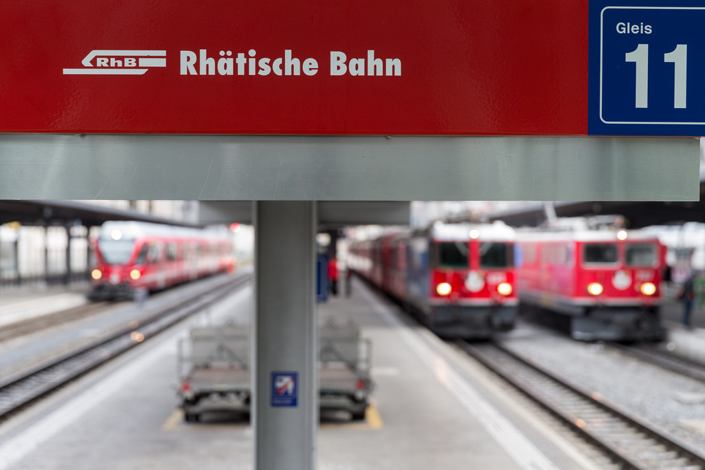 Les passagers ont pu quitter les wagons hors service et intégrer une automotrice pour poursuivre leur route en direction d'Arosa. (illustration)