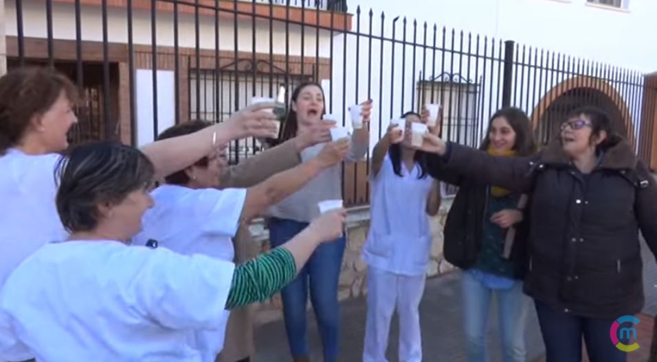 Les employés de la maison de retraite "Sagrado Corazon" de la ville de Campo de Criptana (centre), vêtus de leur uniforme blanc, célébraient en dansant et en ouvrant des bouteille de champagne devant l'établissement.