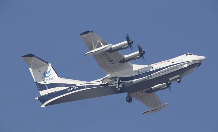Surnommé "Kunlong" selon l'agence officielle Chine nouvelle, l'AG600 est doté de quatre turbopropulseurs et est censé pouvoir rester 12 heures dans les airs.