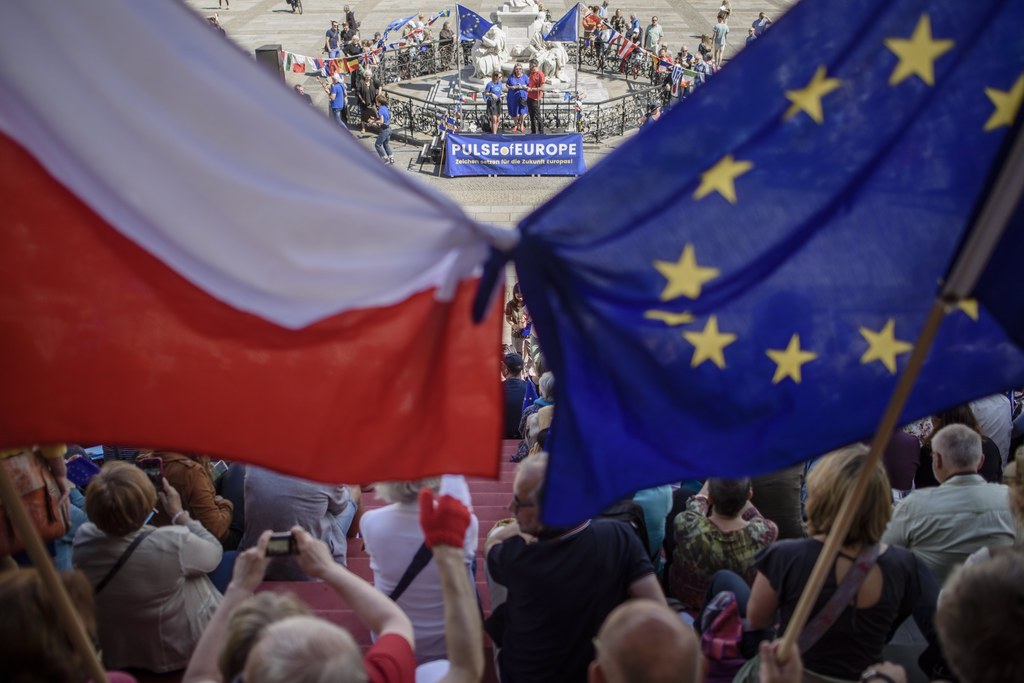 Le drapeau de la Pologne, à gauche et celui de l'Union européenne. Bruxelles s'inquiète du respect de l'Etat de droit par Varsovie.