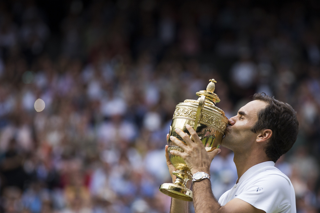 Vainqueur de ses 18e et 19e titres du Grand Chelem en 2017 (Open d'Australie et Wimbledon (photo)), Federer devance dans ce classement le pilote Hamilton et la star du football Ronaldo.