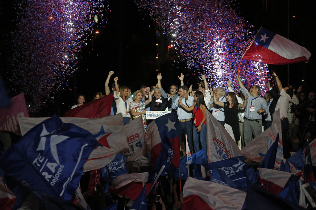 Sebastián Piñera a obtenu 54,58% des suffrages du deuxième tour contre 45,42% pour son adversaire de centre-gauche âgé de 64 ans, le sénateur Alejandro Guillier.

Sebastián Piñera a obtenu 54,58% des suffrages du deuxième tour contre 45,42% pour son adversaire de centre-gauche âgé de 64 ans, le sénateur Alejandro Guillier.

Sebastián Piñera a obtenu 54,58% des suffrages du deuxième tour contre 45,42% pour son adversaire de centre-gauche âgé de 64 ans, le sénateur Alejandro Guillier.

Sebastián Piñera a obtenu 54,58% des suffrages du deuxième tour. Il a su exploiter les divisions de la gauche apparues tout au long de la campagne. 