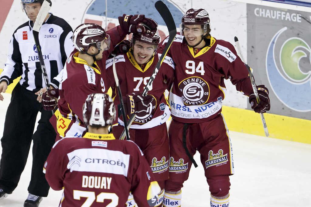 Le joueur de Genève-Servette Thomas Heinimann, deuxième depuis la droite, est félicité pour son but, le 3 à 1.