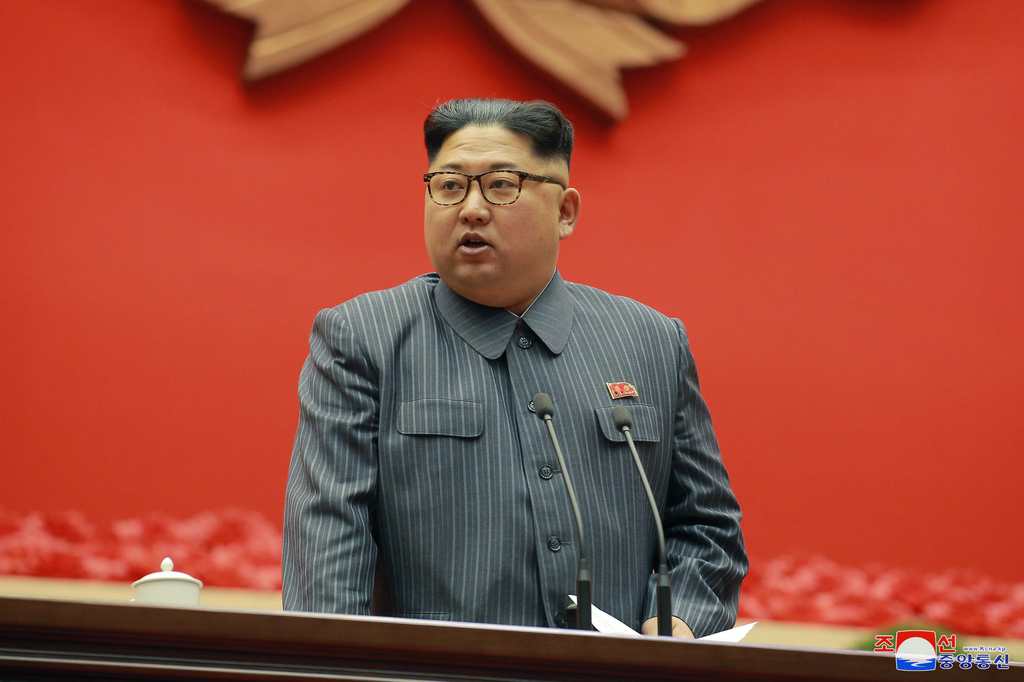 Kim Jong-un a assuré avoir en permanence sur son bureau le bouton de l'arme atomique!...