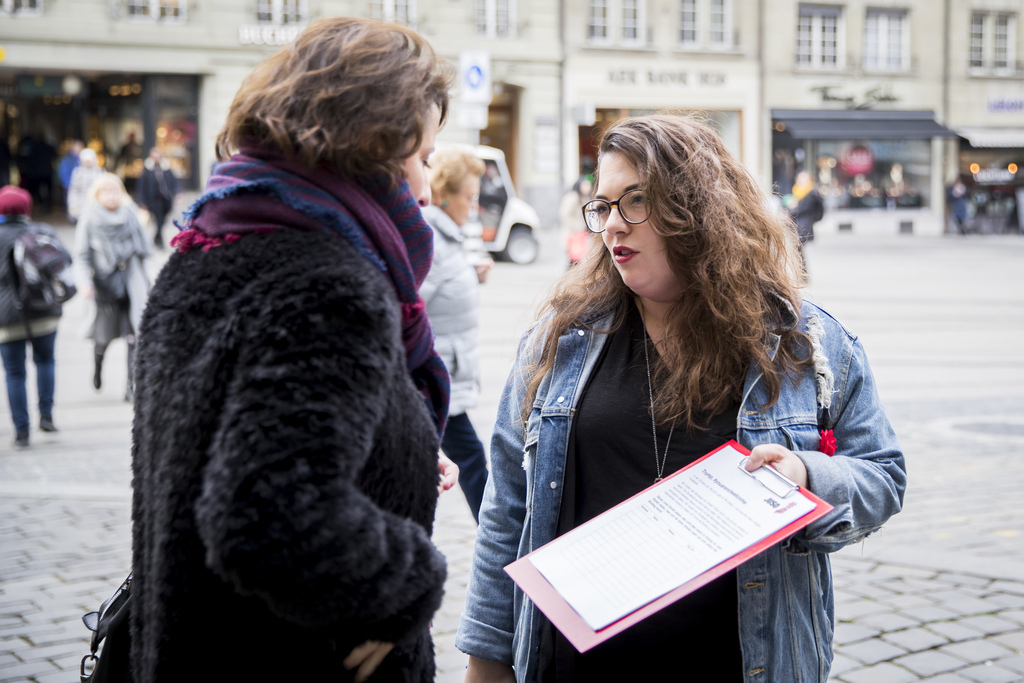 Dans les rues de Berne, Tamara Funiciello, présidente de la Jeunesse socialiste suisse, a participé mercredi à la récolte de signatures.