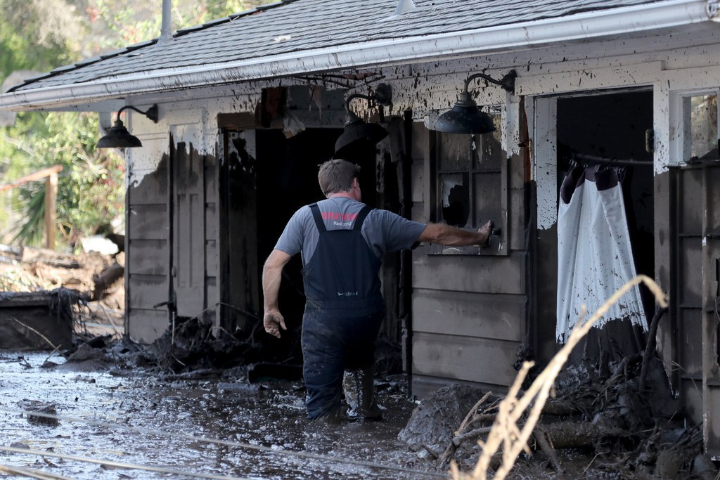 Les pluies torrentielles de lundi et mardi ont entraîné des coulées de boue déplaçant de nombreux débris sur les collines de Montecito et d'autres villes du comté de Santa Barbara, au nord-ouest de Los Angeles.