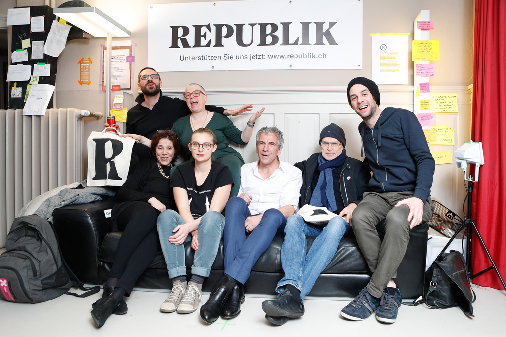 Les six membres fondateurs du magazine en ligne "Republik" lors du lancement.