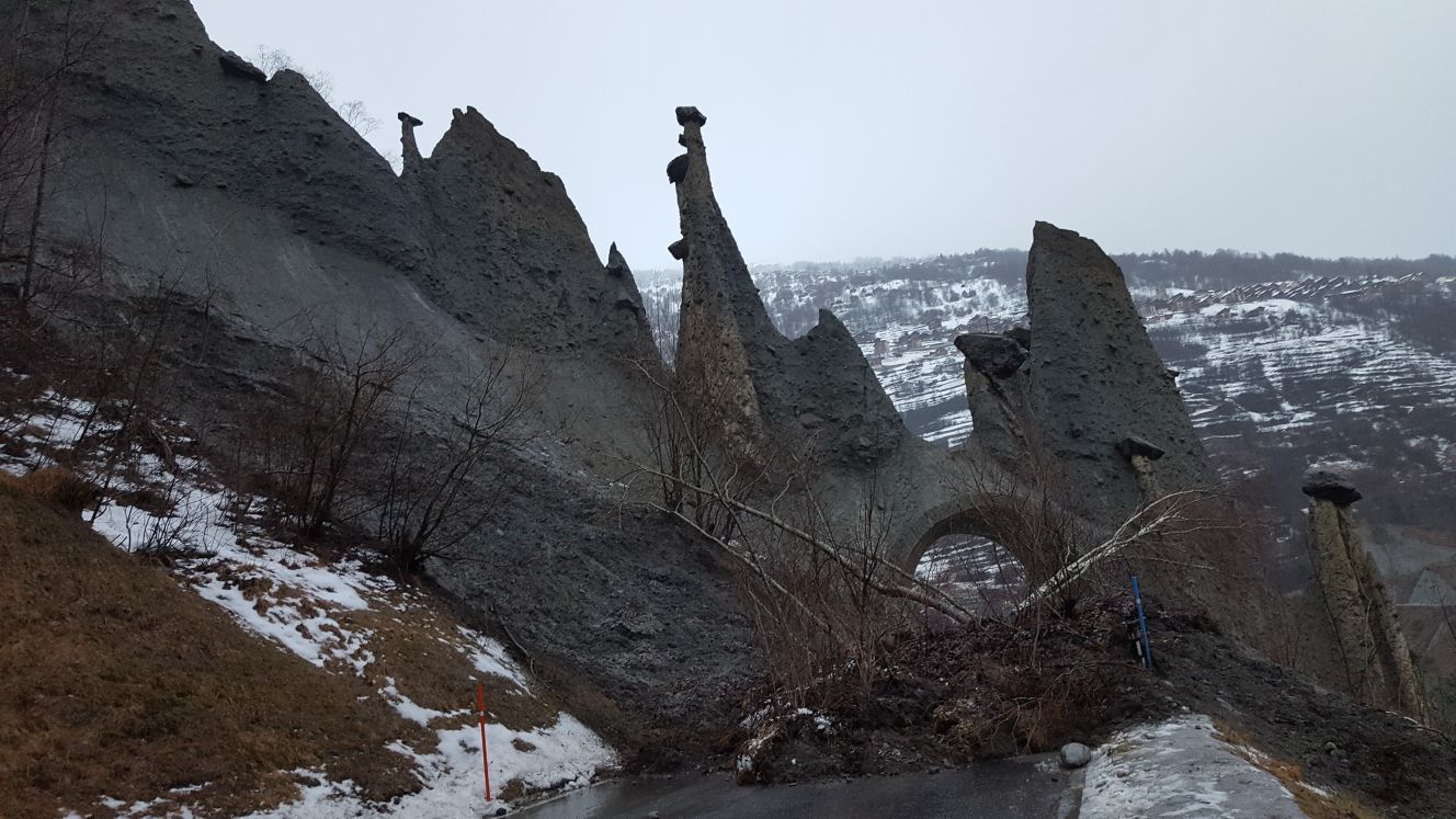 Un éboulement à la hauteur des Pyramides d'Euseigne a conduit à la fermeture de la route entre le village et Mase.