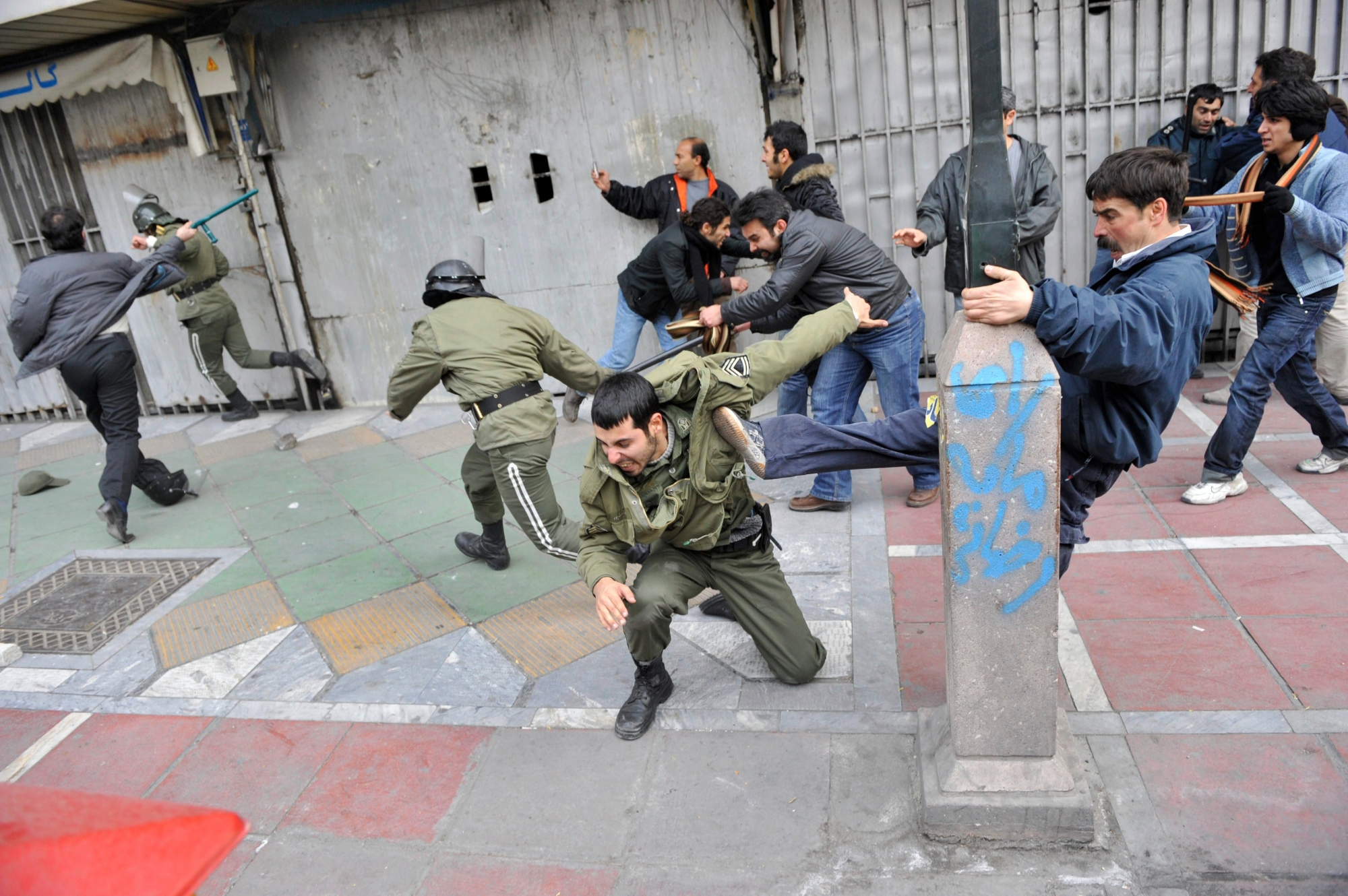 JAHRESRUECKBLICK 2009 - DEZEMBER - This photo, taken by an individual not employed by the Associated Press and obtained by the AP outside Iran shows Iranian protestors beating police officers, during anti-government protest in Tehran, Iran, Sunday, Dec. 27, 2009. (KEYSTONE/AP Photo)  EDITORS NOTE AS A RESULT OF AN OFFICIAL IRANIAN GOVERNMENT BAN ON FOREIGN MEDIA COVERING SOME EVENTS IN IRAN, THE AP WAS PREVENTED FROM INDEPENDENT ACCESS TO THIS EVENT JAHRESRUECKBLICK 2009 - IRAN REGIERUNG PROTEST