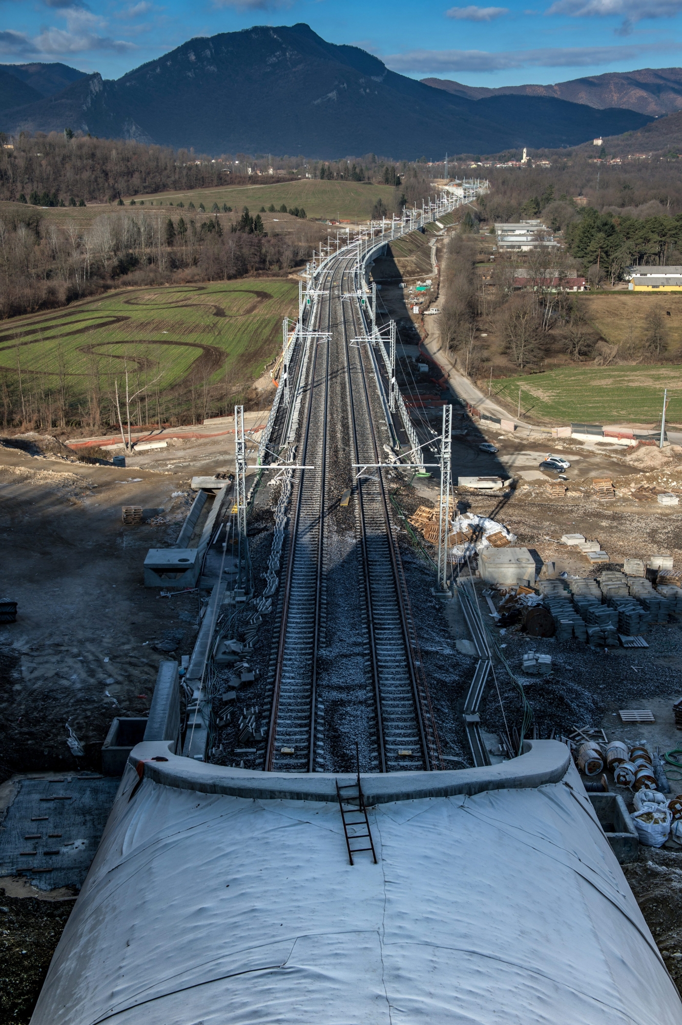 Blick auf die Baustelle der neuen Eisenbahnlinie Mendrisio-Stabio-Arcisate, nach der Verlegung der Gleise, am Donnerstag, 7. Dezember 2017, in Cantello. Die Bahnverbindung ist ein grenzueberschreitendes Projekt des schweizerischen und italienschen Bahnverkehrs. (KEYSTONE/Ti-Press/Francesca Agosta) SCHWEIZ BAHN VARESE MENDRISIO