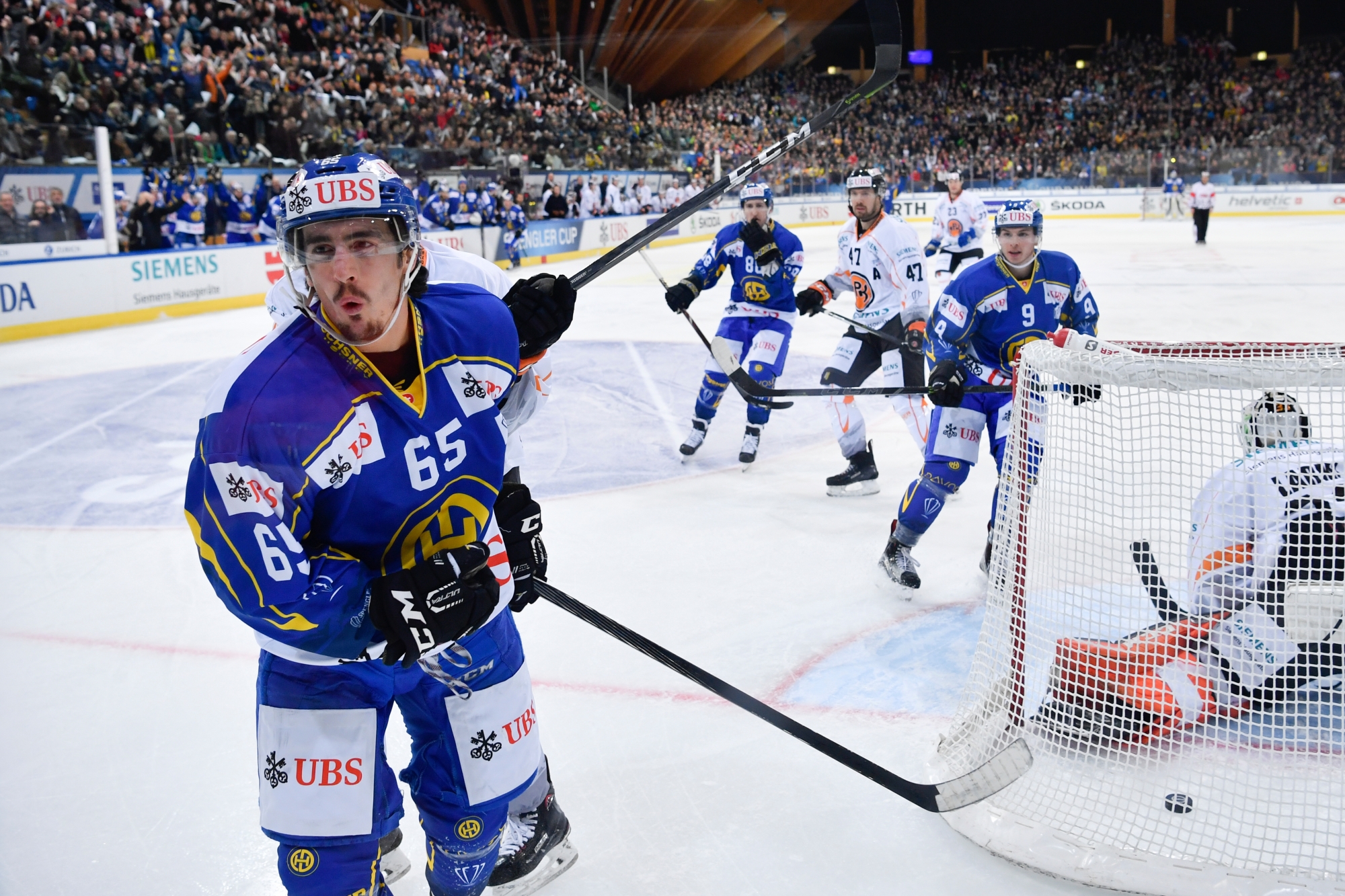 Davos' Marc Wieser celebrates after scoring 3-2 versus HPK's goalkeeper Emil Larmi during the game between HC Davos and Haemeenlinna PK at the 91th Spengler Cup ice hockey tournament in Davos, Switzerland, Friday, December 29, 2017. (KEYSTONE/Gian Ehrenzeller)

 EISHOCKEY SPENGLER CUP 2017 DAVOS HAEMEENLINNA