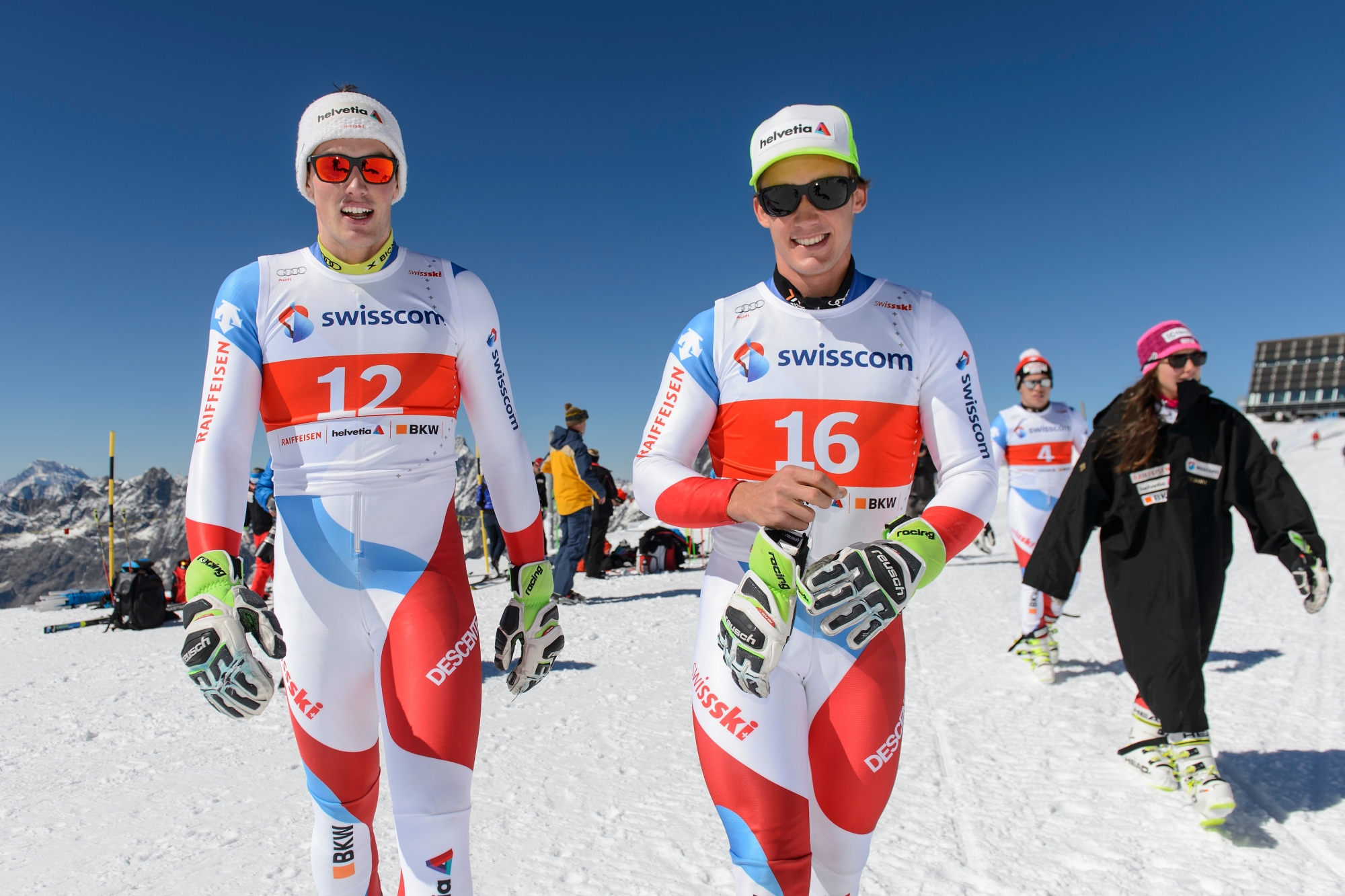 Daniel Yule, gauche, et Luca Aerni, droite, les skieurs suisse, prennent la pose pour les photographes pendant la journee ouverte a la presse par Swiss-Ski lors de la semaine publicitaire, Werbewoche, ce lundi 21 septembre 2015 sur le glacier a Zermatt en Valais. (KEYSTONE/Jean-Christophe Bott)Aerni yule SKI ALPIN WELTCUP 2015/16 SWISS SKI WERBEWOCHE