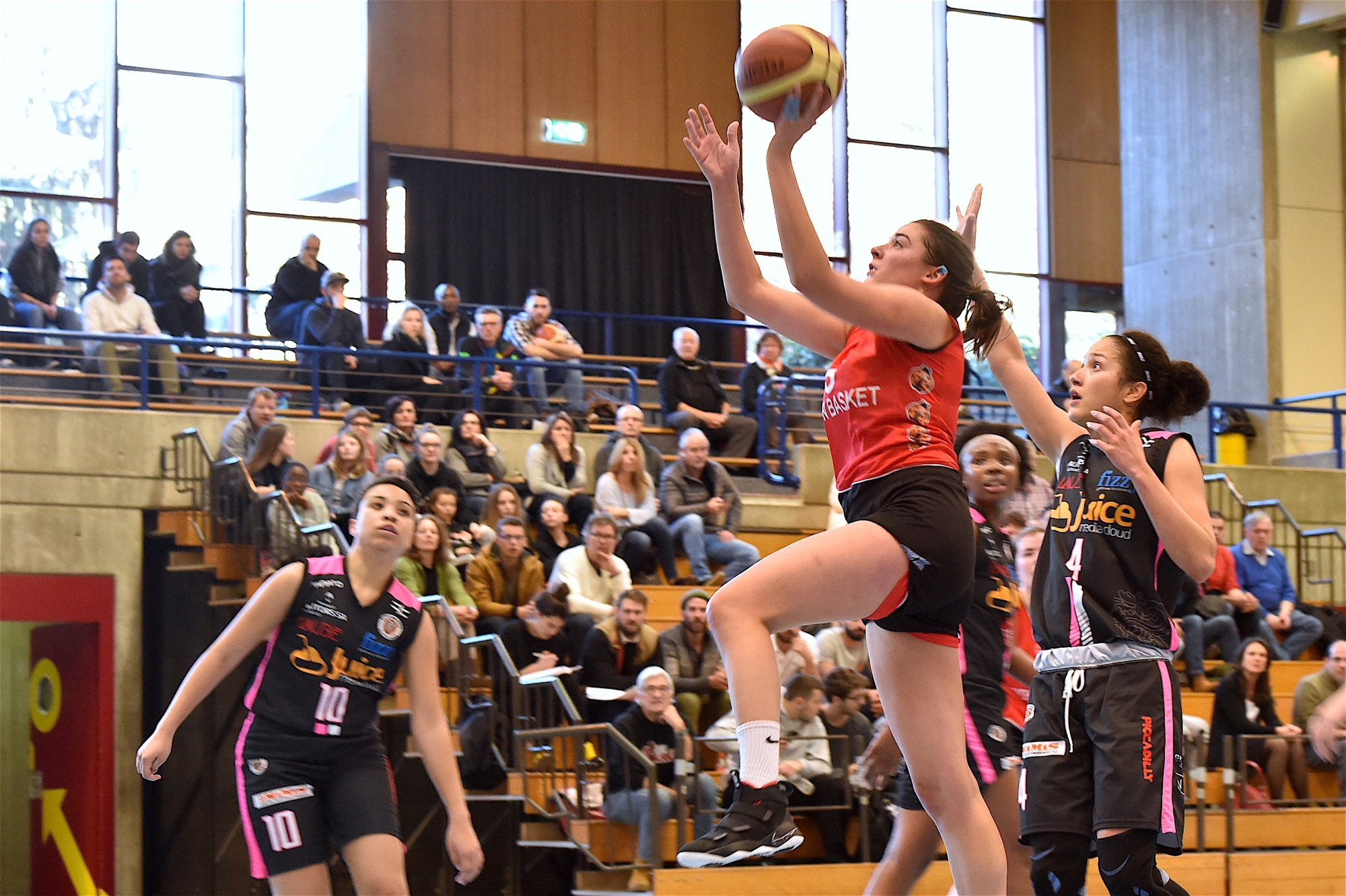 Sion, 13.01.2018, Basket Swiss Cup, Sion Basket - Juice Bellinzona,  Noemie Morend (Sion 6) au duel avec Reed Chastity (Bellinzona 4)  Basket Swiss Cup 2017 / 2018 - Sion Basket - Juice Bellinzona