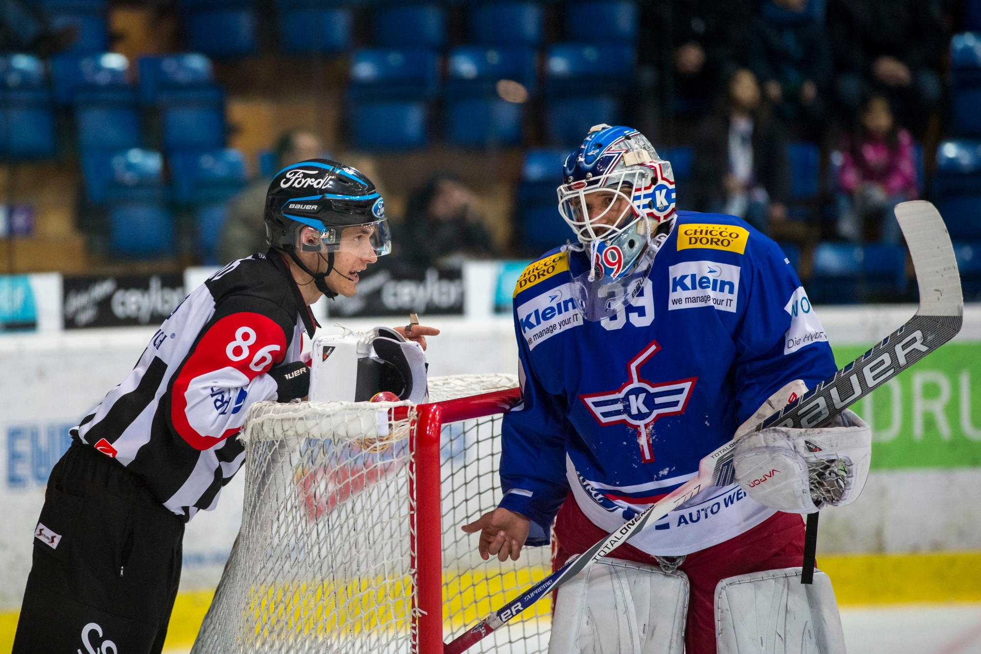 Schiedsrichter Michael Tscherrig, links, spricht mit EHC Kloten Torhueter Luca Boltshauser waehrend dem Eishockey-Meisterschaftsspiel der National League zwischen dem EHC Kloten und dem HC Fribourg-Gotteron am Sonntag, 14. Januar 2018, in Kloten. (KEYSTONE/Patrick B. Kraemer)michael tscherrig SCHWEIZ EISHOCKEY KLOTEN FRIBOURG