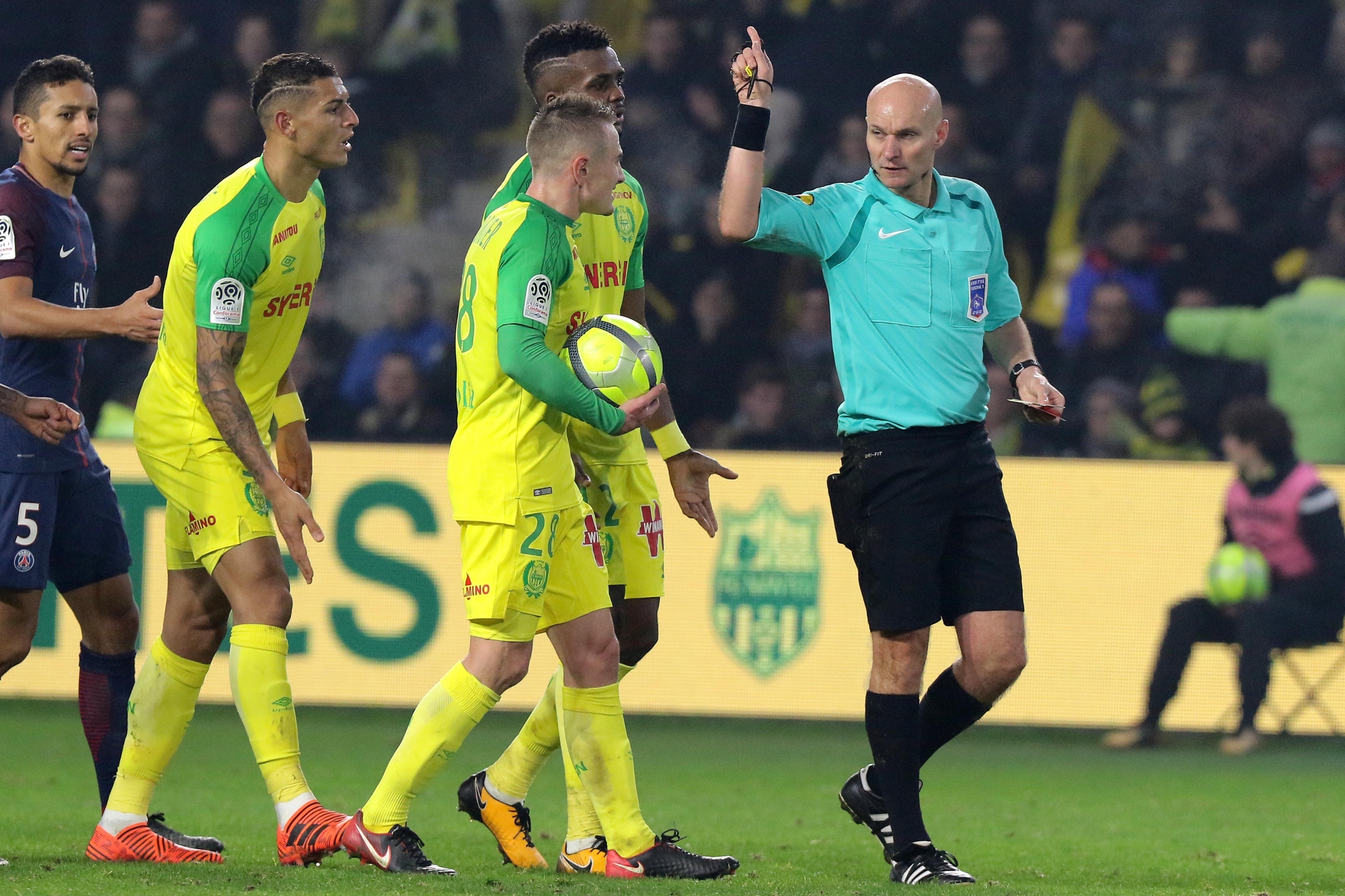 epa06440316 The referee Tony Chapron gives a red card for Diego Carlos of Nantes  after he kicked him during the French League 1 soccer match between FC Nantes and Paris Saint Germain (PSG) at the Beaujoire stadium in Nantes, France, 14 January 2018.  EPA/EDDY LEMAISTRE FRANCE SOCCER LEAGUE 1