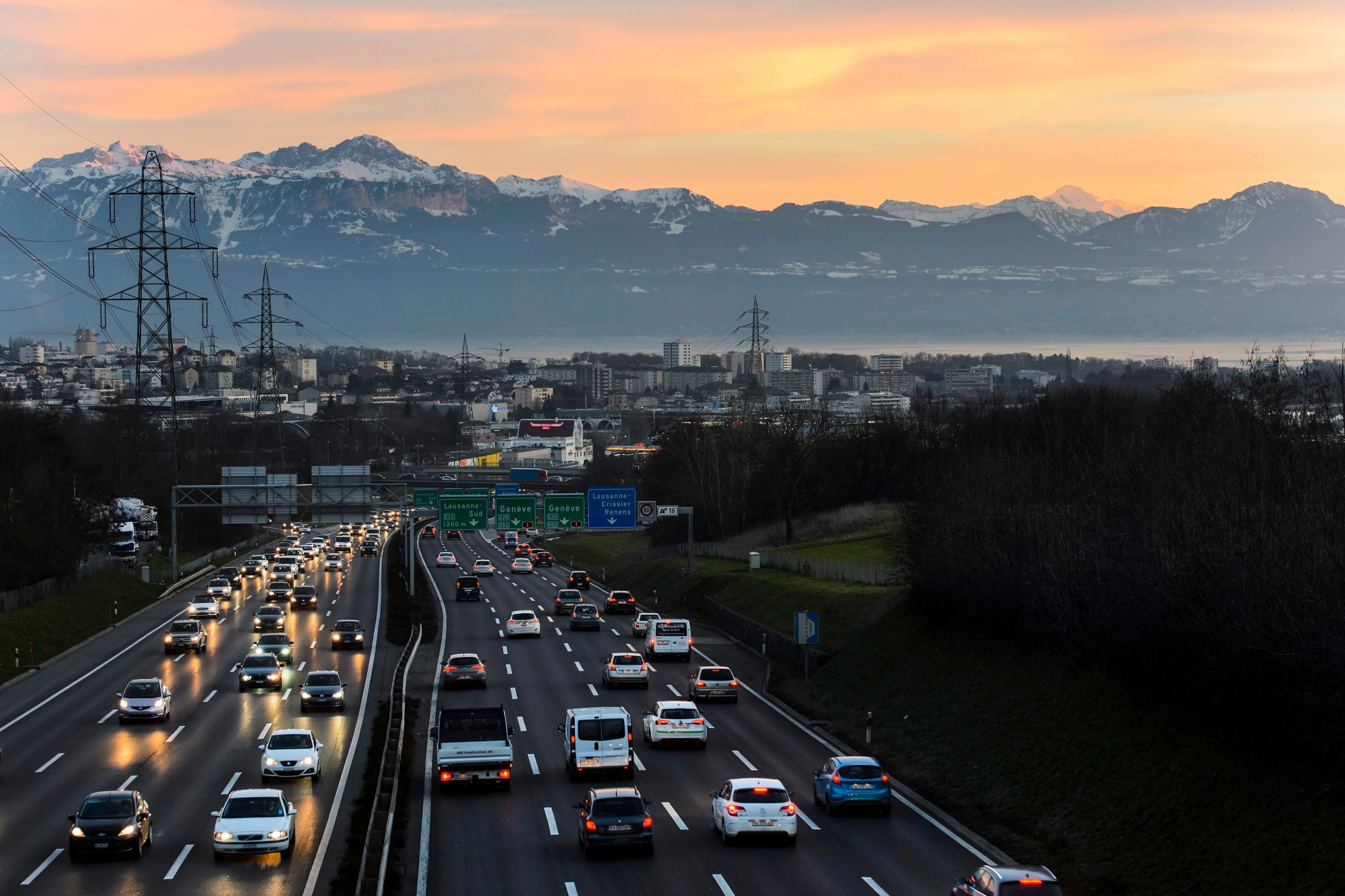 Des voitures roulent sur l'autoroute entre l'echangeur de Villars-Ste-Croix et d'Ecublens ce mercredi 27 janvier 2016 a Crissier dans le canton de Vaud. Le Conseil federal a approuve mercredi un projet de l'Office federal des routes (OFROU) devise a 510 millions de francs pour ameliorer la securite du trafic routier et supprimer le goulet d'etranglement de Crissier. (KEYSTONE/Jean-Christophe Bott) SUISSE AUTOROUTE