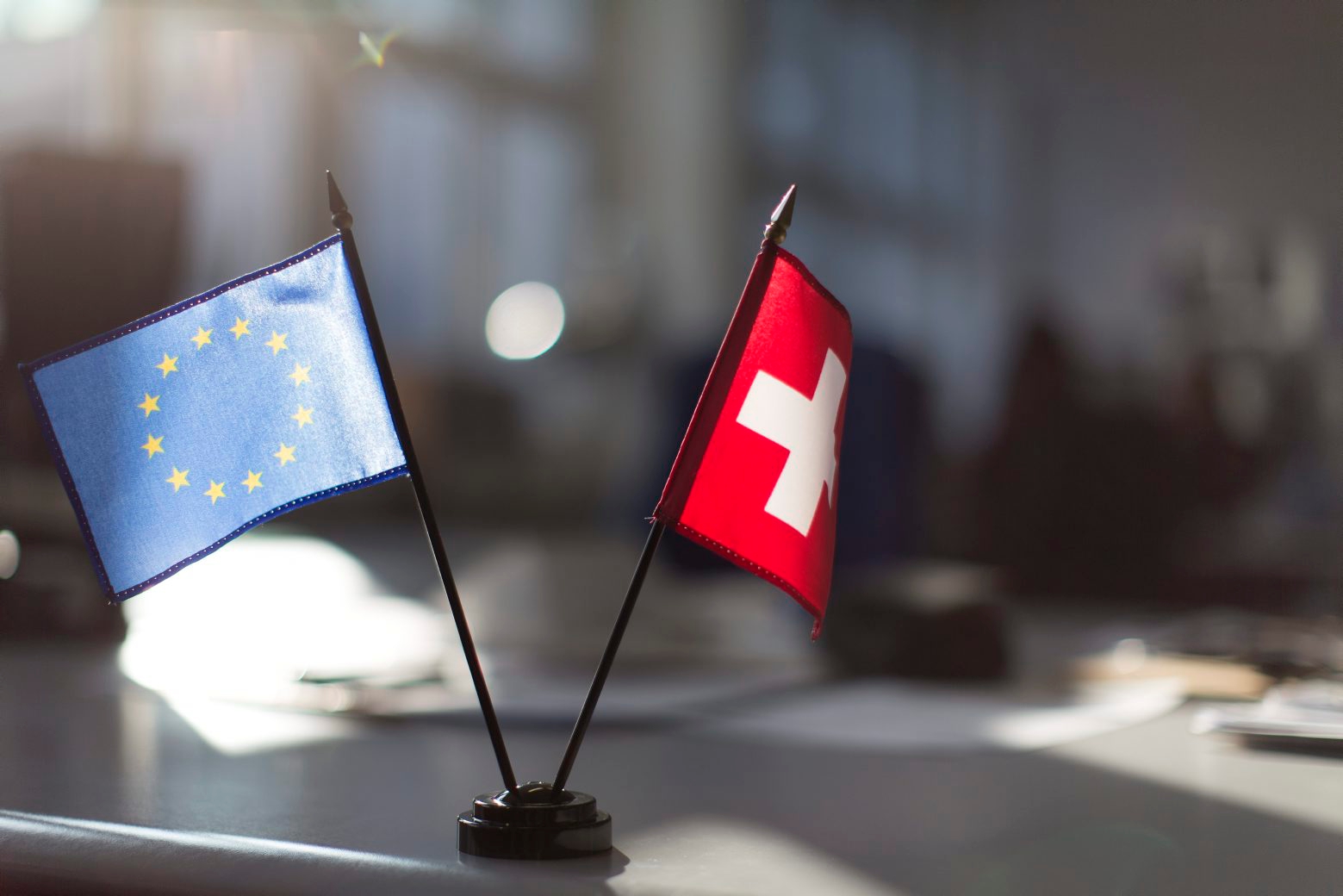 ZUR MELDUNG, DASS DIE SCHWEIZ UND DIE EU HEUTE DAS "KROATIEN-PROTOKOLL" UNTERSCHREIBEN, STELLEN WIR IHNEN AM FREITAG, 4. MAERZ 2016, FOLGENDES ARCHIVBILD ZUR VERFUEGUNG -    A Swiss and a European Union table flag, captured in an office space in Zurich, Switzerland on February 12, 2015. (KEYSTONE/Gaetan Bally)

Eine Schweizer und eine EU Tischfahne aufgenommen am 12. Februar 2015 in einem Buero in Zurich. (KEYSTONE/Gaetan Bally)  SCHWEIZ EU KROATIEN PROTOKOLL