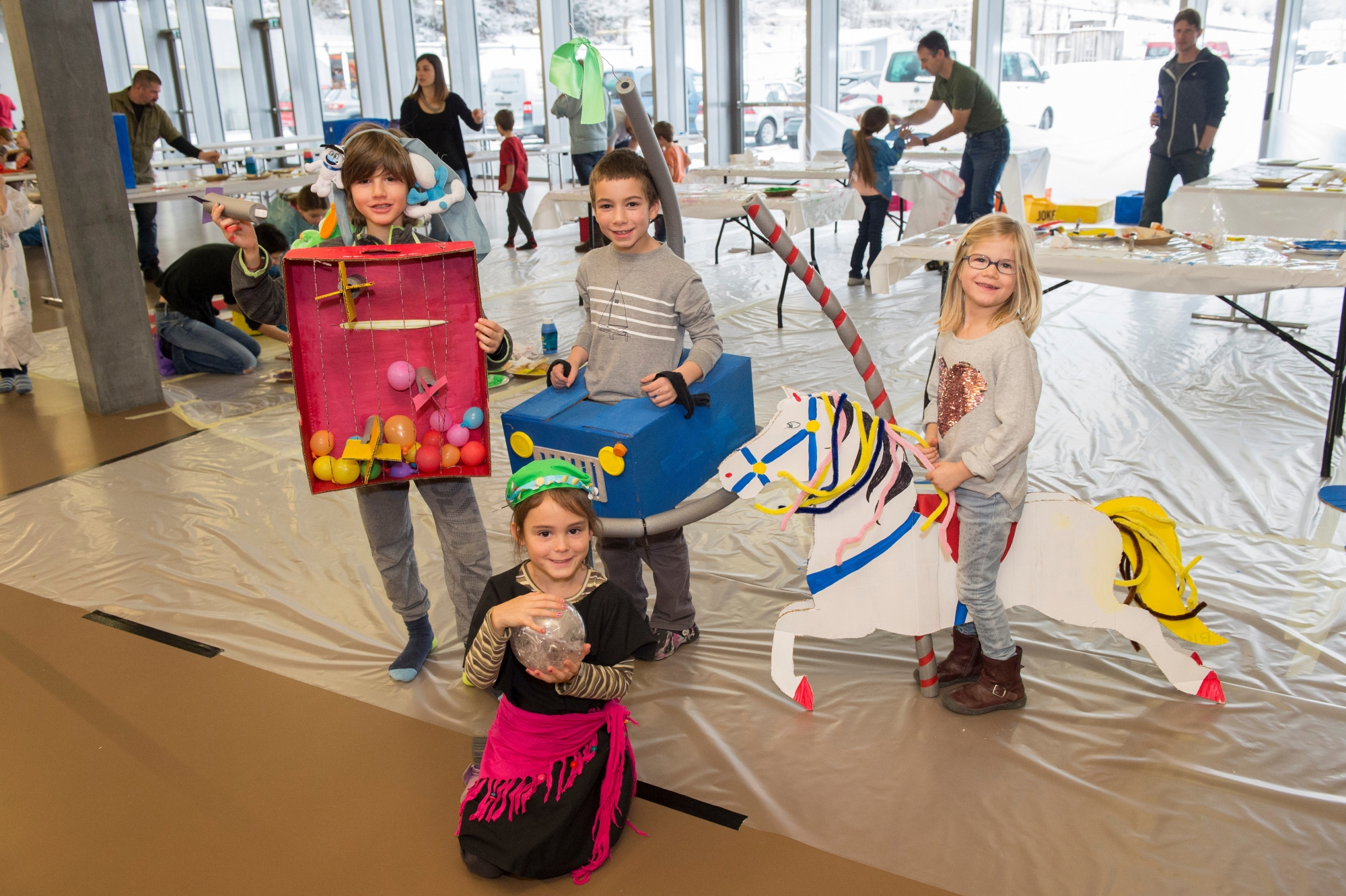 Châble le 20 janv.2018 : Les enfants et parents des écoles du Châble prépare les costumes pour carnaval. ©Sacha Bittel/Le Nouvelliste