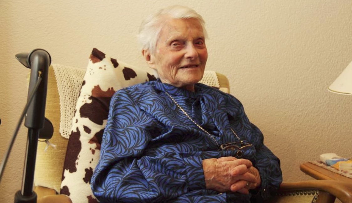 Née le 11 janvier 1908, la doyenne a une mobilité réduite mais tout son esprit. Sur cette photo, elle n'a "que" 109 ans!