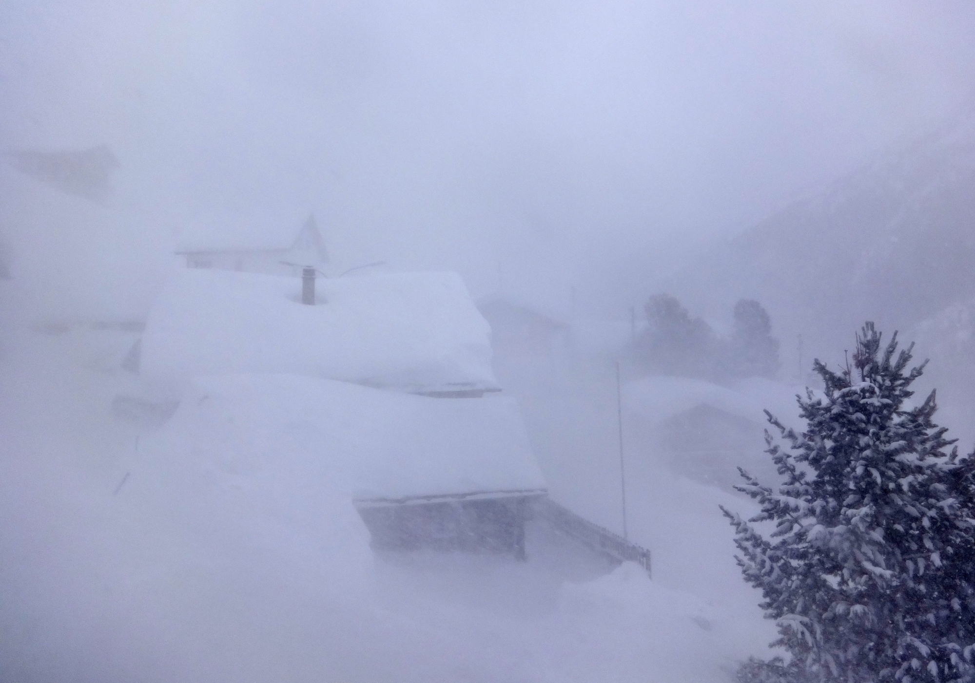 La maison de Christophe Clivaz à Arolla dans la tempête.