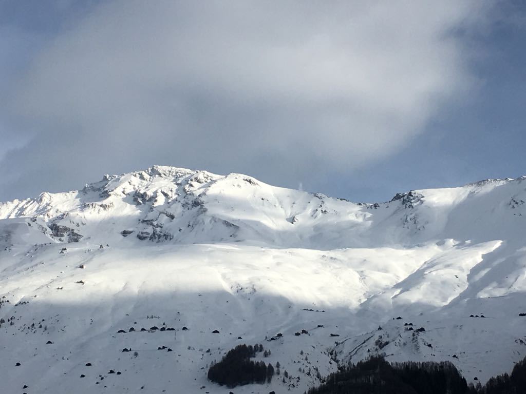 Le danger d'avalanche force les autorités à fermer les routes à Evolène. 