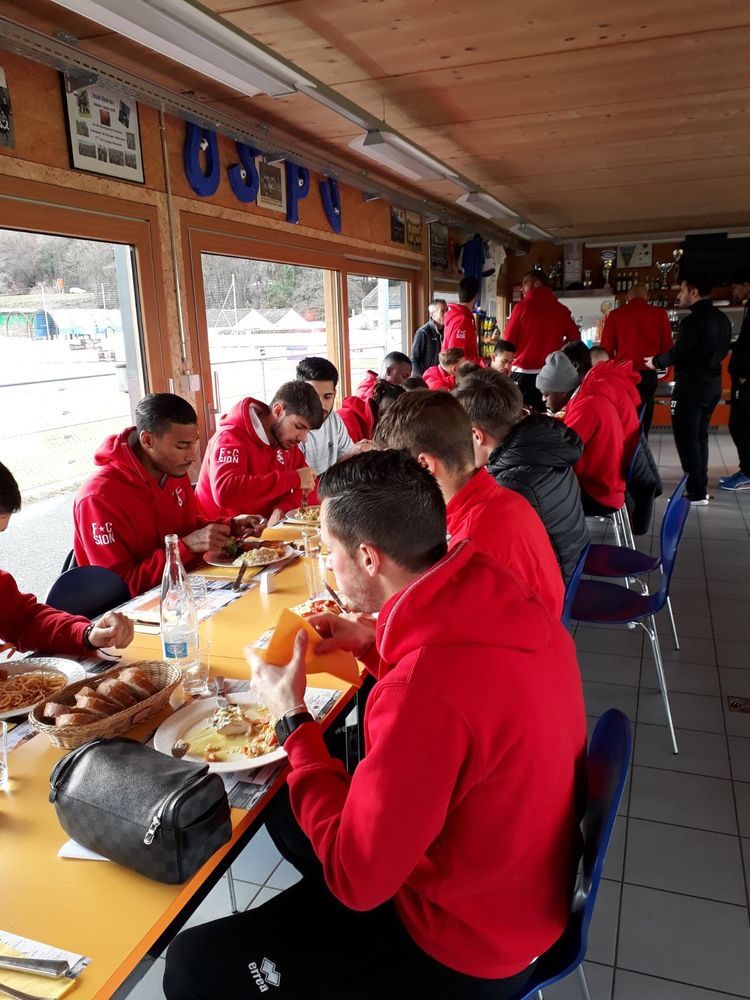 Les joueurs du FC Sion prennent le repas de midi dans la cantine de l'US Port-Valais au Bouveret avant de se rendre à Saint-Gall.