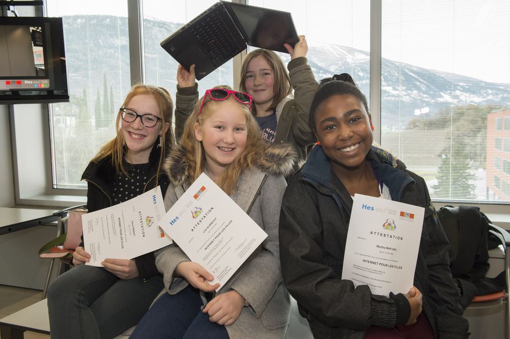 Clara Farquet, Lisa Albrecht , Martha Mafunu et, derrière Seline Gugler ont toutes décroché leur diplôme de programmeuse.