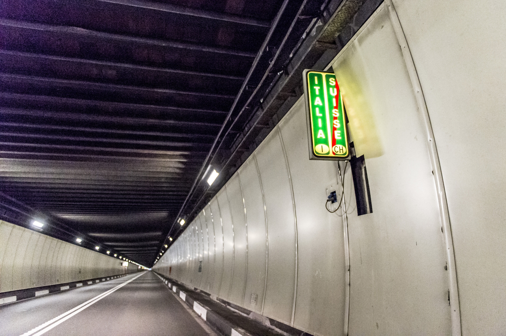 Dès dimanche matin 24 décembre à 8h, le transit sera à nouveau possible par le tunnel du Grand-Saint-Bernard, qui sera resté fermé durant trois mois.
