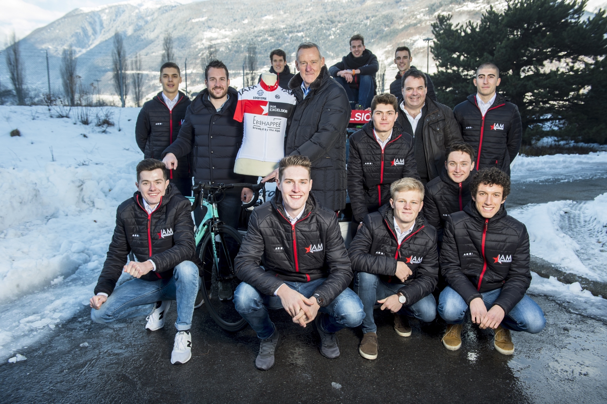 L'équipe est composée de neuf coureurs suisses - dont un Valaisan-, deux Italiens et un Français. 