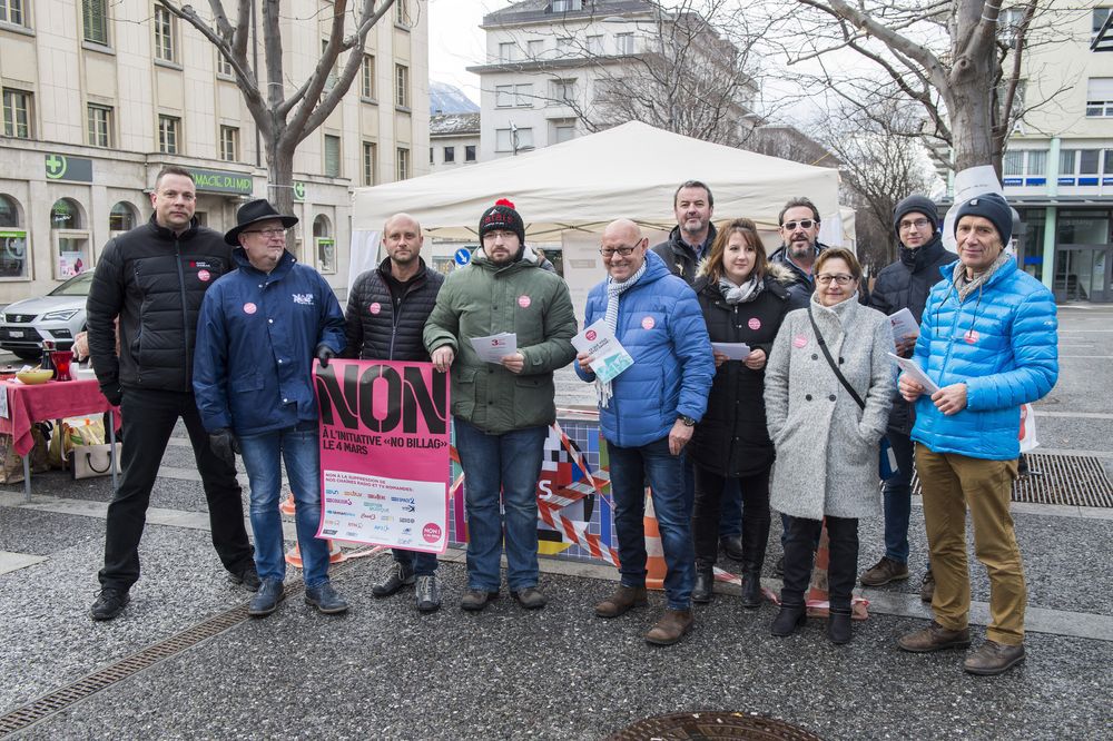 Des employés des médias audio-visuels du canton, dans la rue, samedi à Sion.