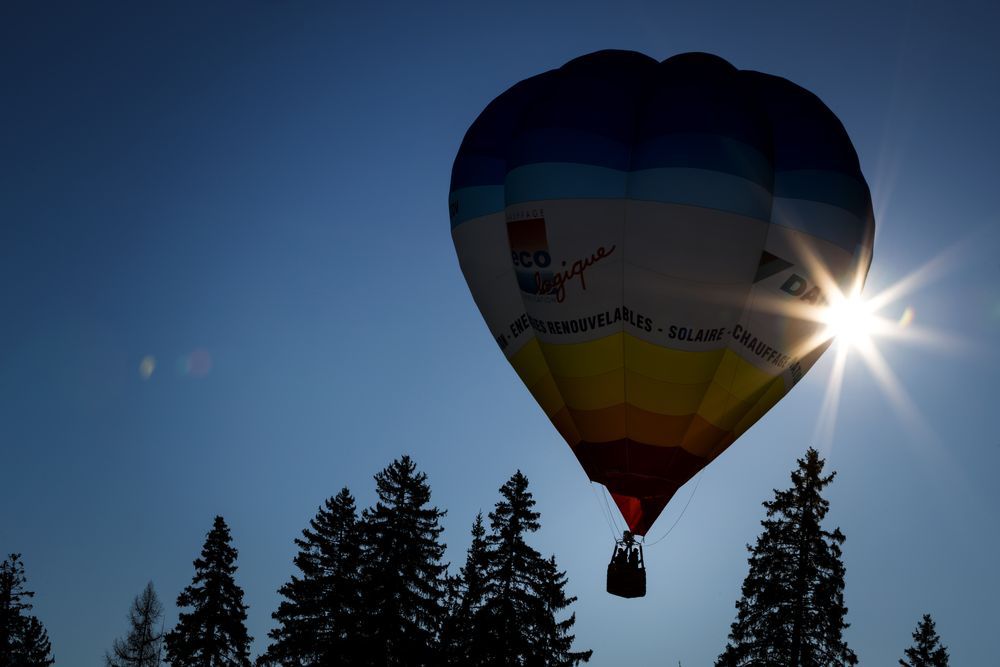 Les montgolfières ont pu voler dans le ciel bleu de Crans-Montana.