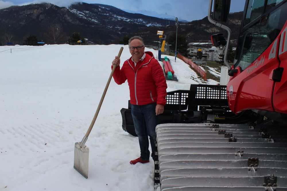 Yves Roduit sur la piste que les maîtres de glace de la commune entretiennent chaque jour.