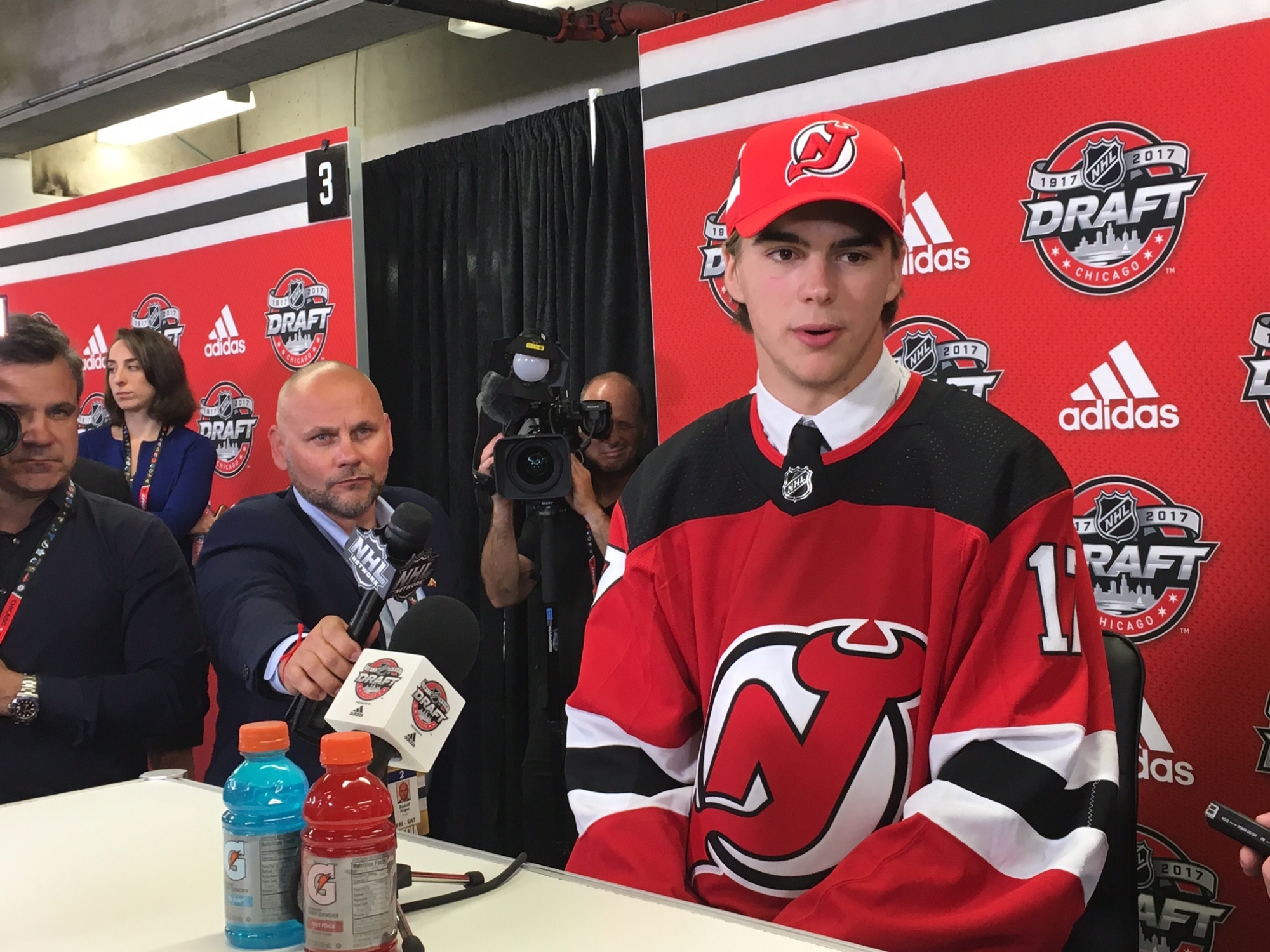 Nico Hischier, "newcomer" suisse de l'année, a reçu le mérite sportif valaisan de la part des journalistes, des associations sportives et du public.