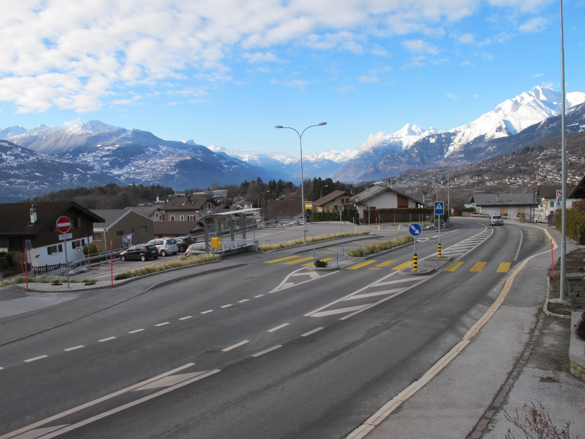 L'aménagement a été réalisé sur la route qui traverse le village, juste au-dessous de la maison de commune. 