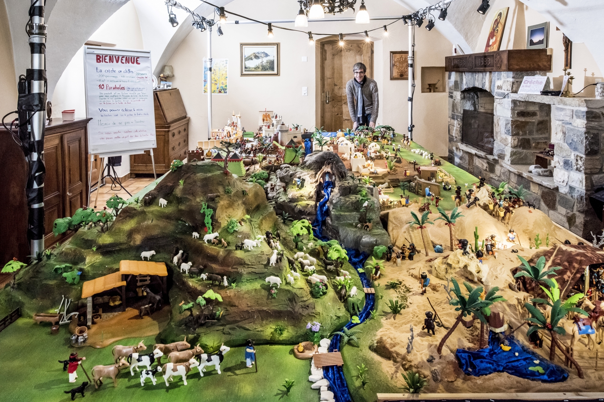 Casimir Gabioud, l'animateur pastoral d’Orsières, a réalisé une crèche avec 650 figurines Playmobil.
