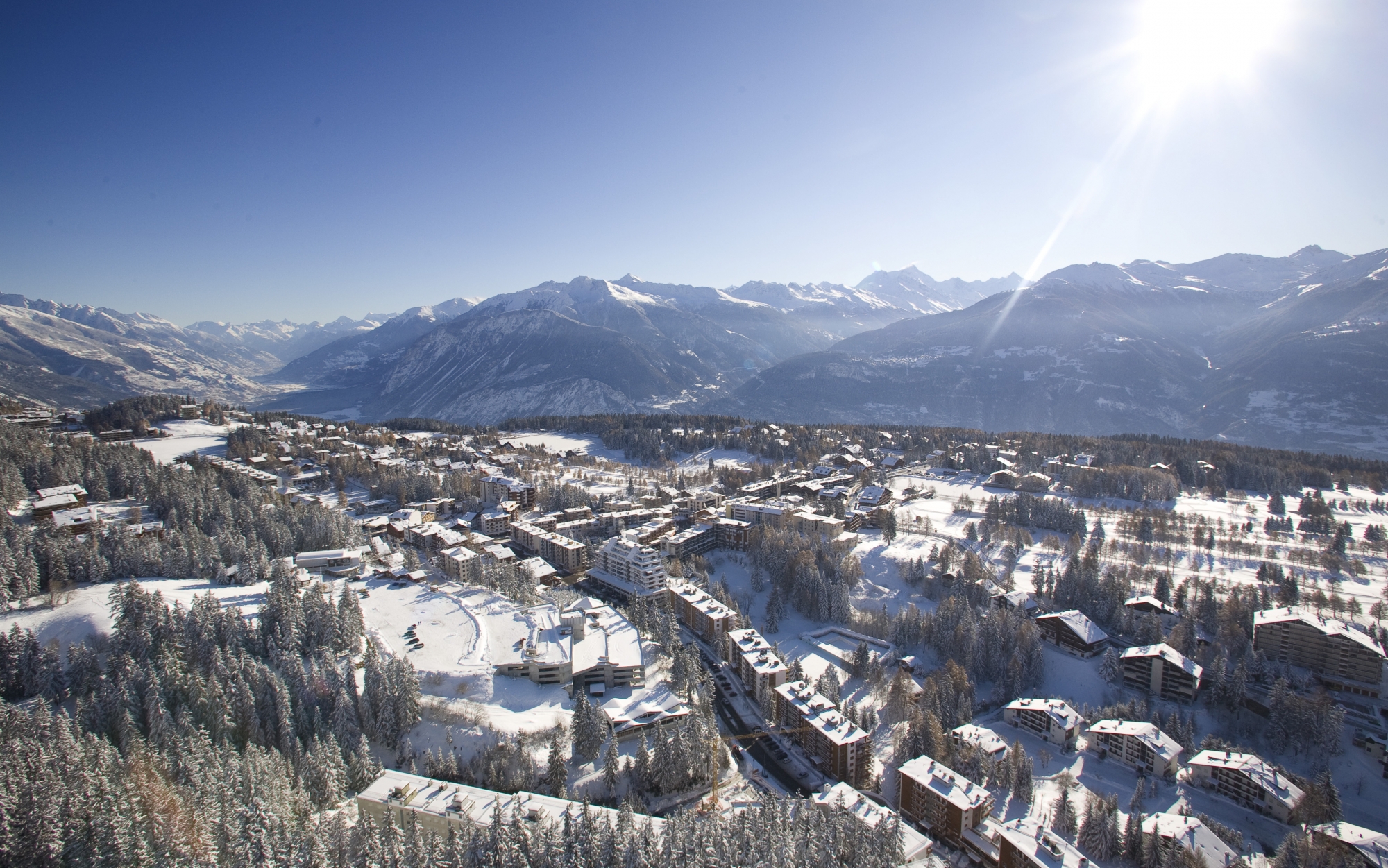 L'engagement de l'employé à Crans-Montana a provoqué la colère de la commune de Lens.