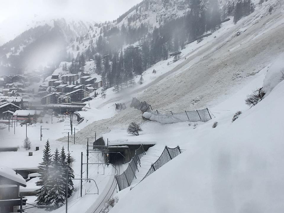 En janvier 2018, Zermatt avait été coupée du monde durant quelques jours. Actuellement, la route reliant Täsch à la station zermattoise est fermée en raison du danger d'avalanche, comme plusieurs autres tronçons du canton.