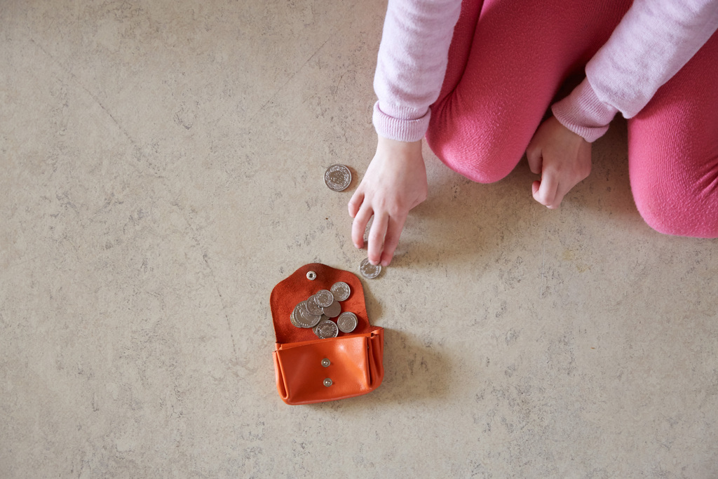 Apprendre à son enfant à gérer son argent de poche peut éviter des situations peu confortables plus tard. 