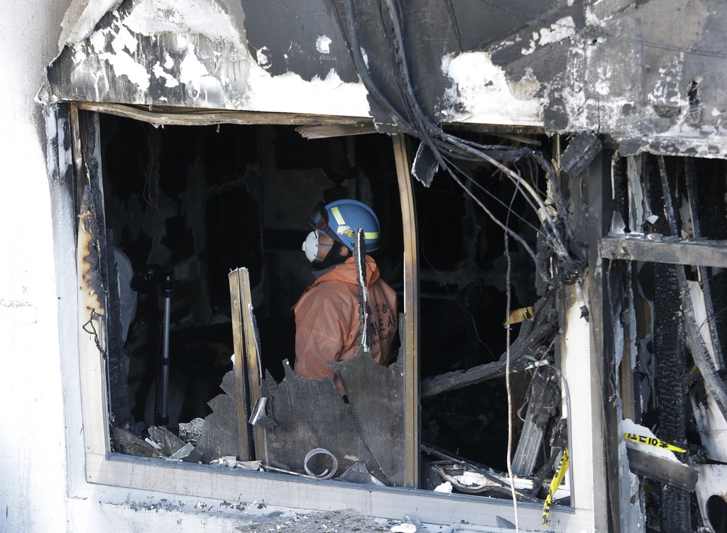 Les autorités tentent encore de déterminer les causes de l'incendie de l'hôpital, mais des inspections préliminaires du site laissent soupçonner des câblages électriques défectueux dans les plafonds du premier étage, qui abritait des provisions.