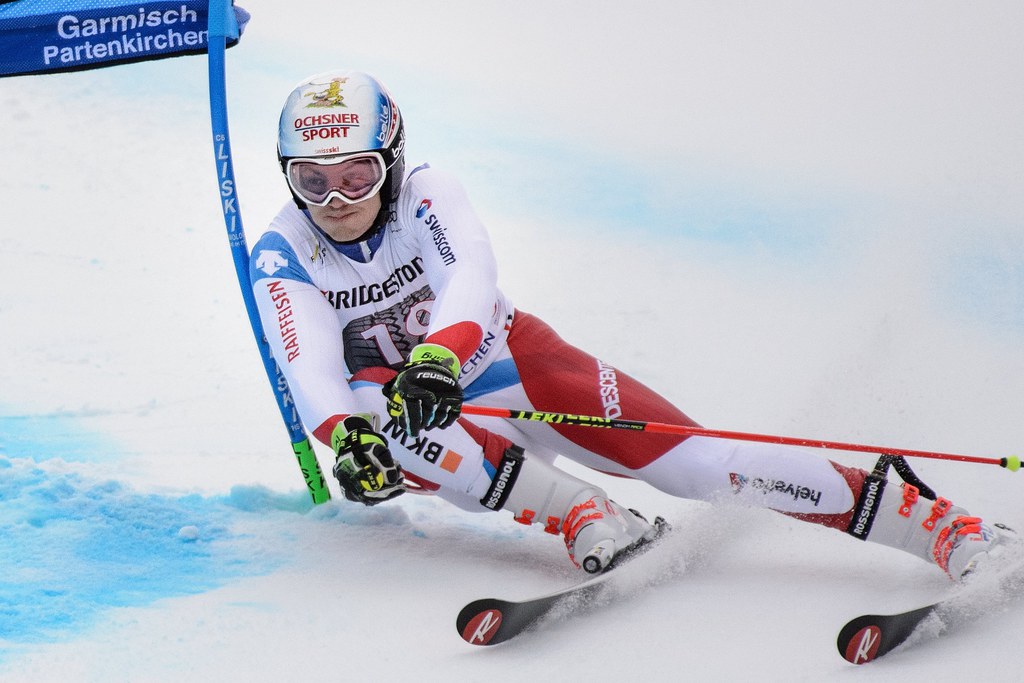 epa06480787 Loic Meillard of Switzerland speeds down the slope during the first run of the Men's Giant Slalom race of the FIS Alpine Skiing World Cup in Garmisch-Partenkirchen, Germany, 28 January 2018.  EPA/PHILIPP GUELLAND