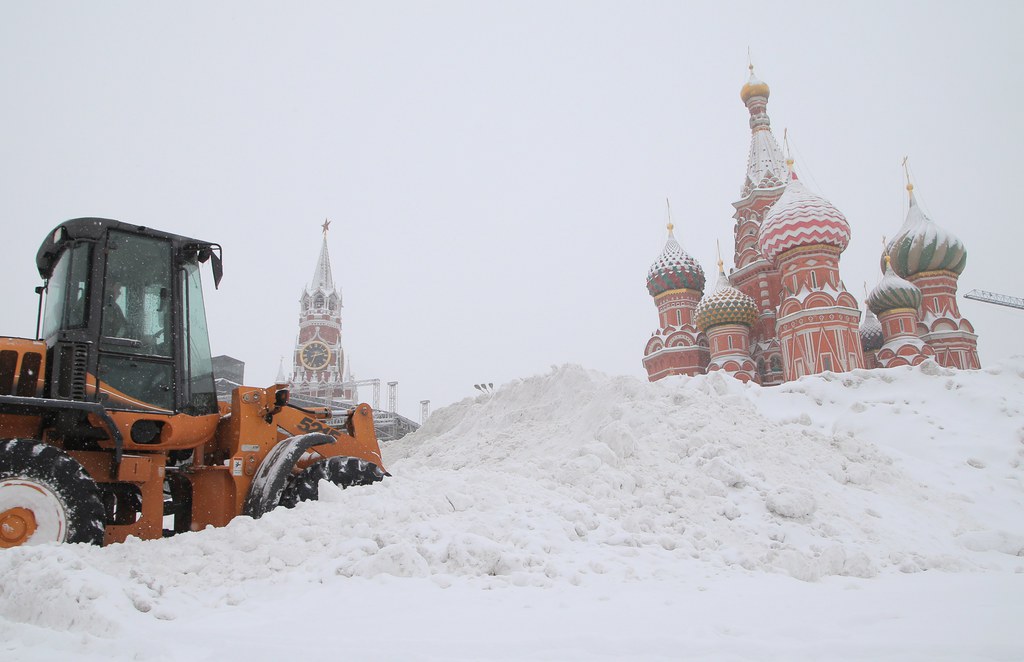 La poudreuse atteignait 43 cm lundi, provoquant l'annulation d'une centaine de vols dans les aéroports de Moscou et des embouteillages dans de nombreuses artères, avec une température de -13 degrés.