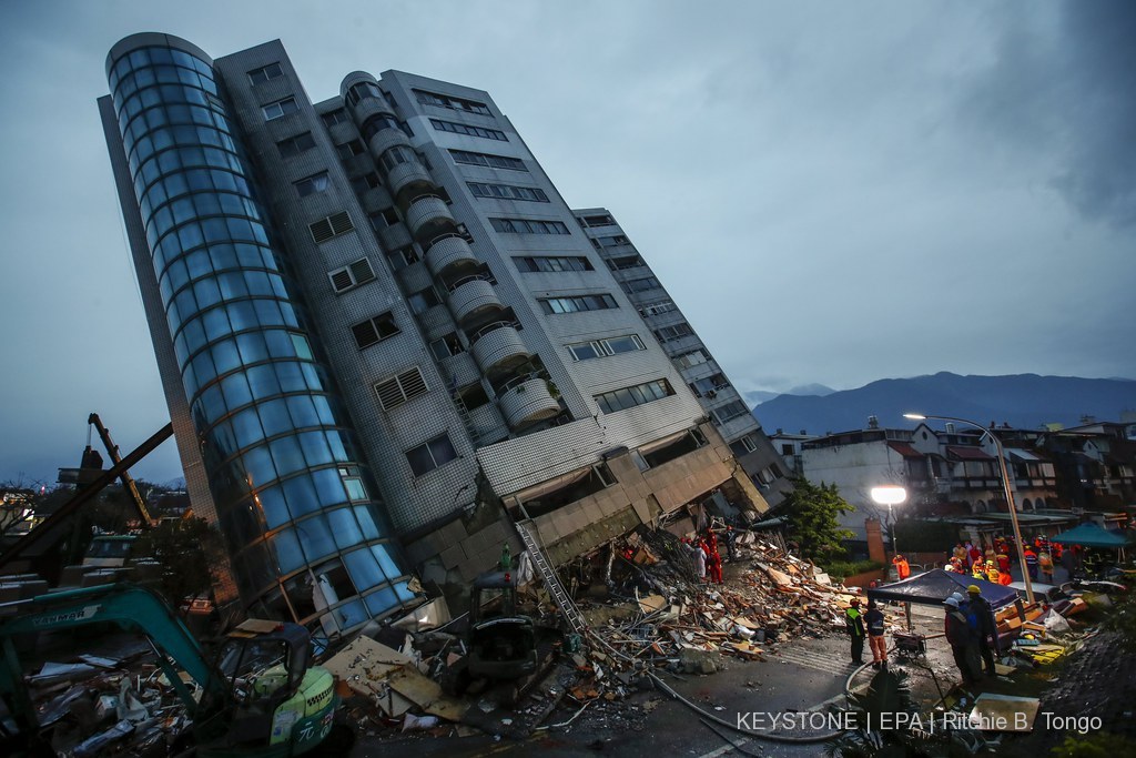 Sous l'effet de la secousse principale, les étages inférieurs d'un complexe résidentiel de 12 étages se sont écroulés sur eux-mêmes.